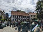 Versammeln der Schützen an der Kirche